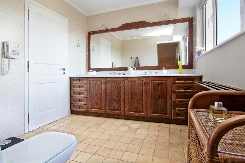 A bathroom at Oasis Pool House by GHH