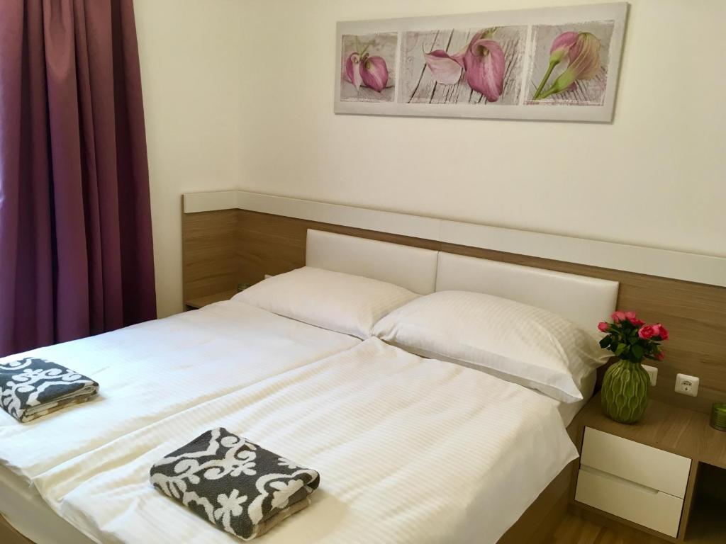 A bed or beds in a room at Ferienwohnung am Hauptbahnhof