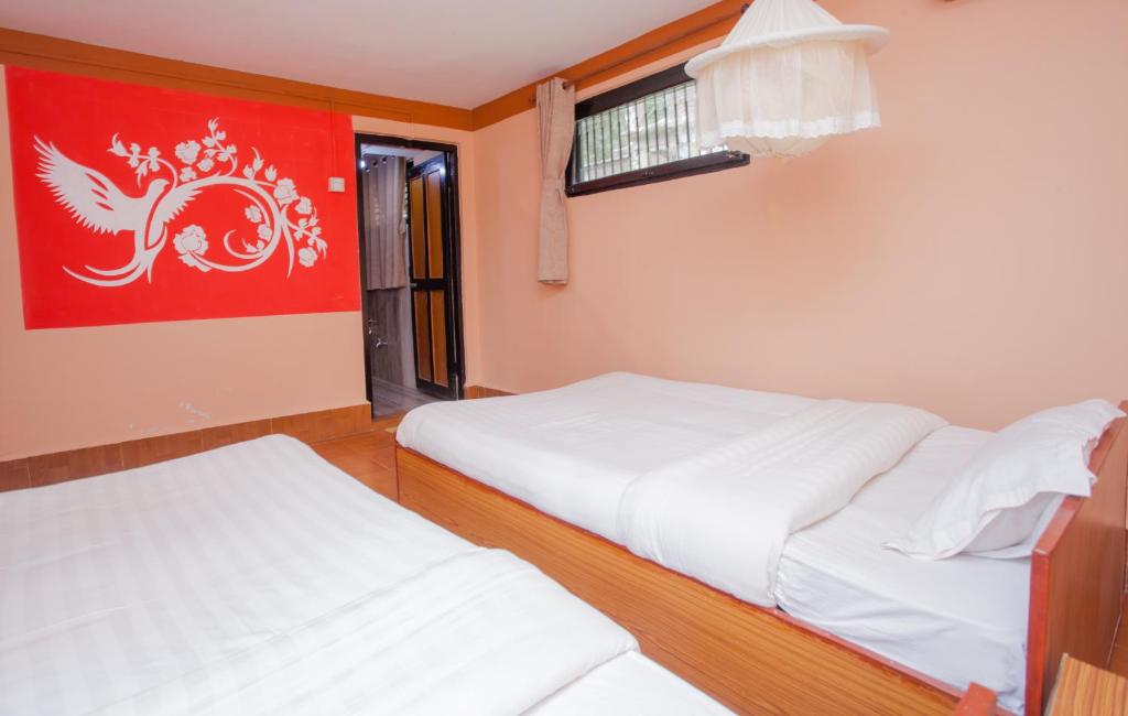 Postel nebo postele na pokoji v ubytování Chitwan Tiger Camp