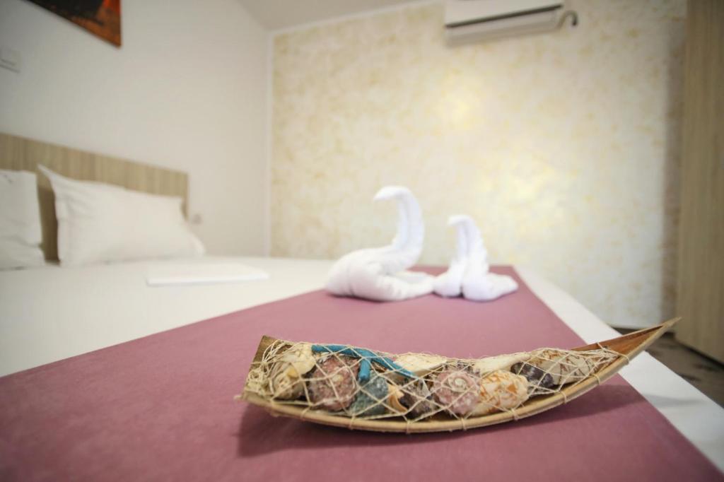 Postel nebo postele na pokoji v ubytování Vila Dorimar Mamaia Nord