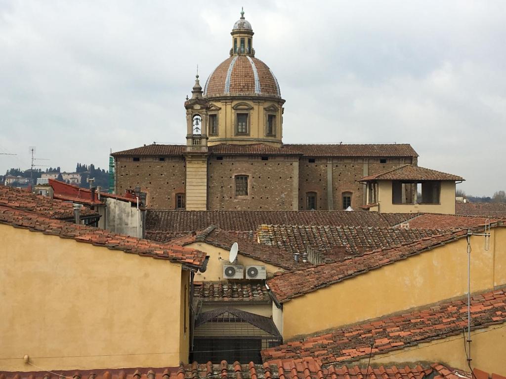 stary budynek z wieżą zegarową na dachu w obiekcie La Torre del Cestello - Residenza d'epoca we Florencji