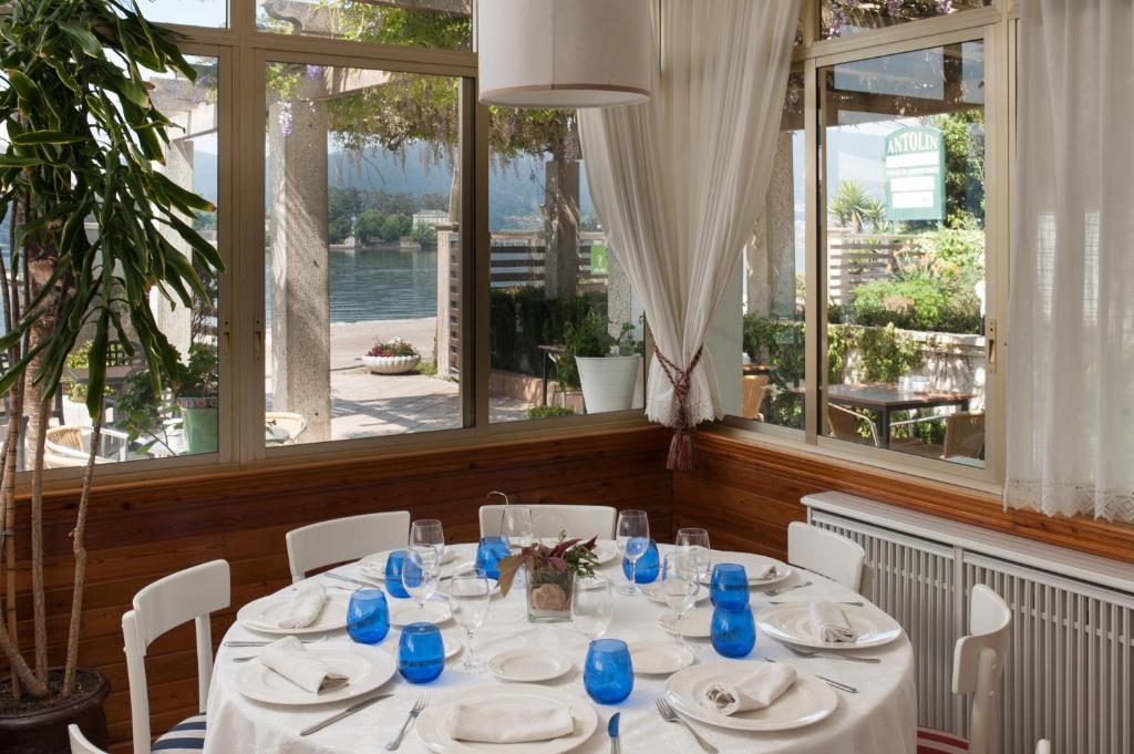 A restaurant or other place to eat at Hostal Antolín