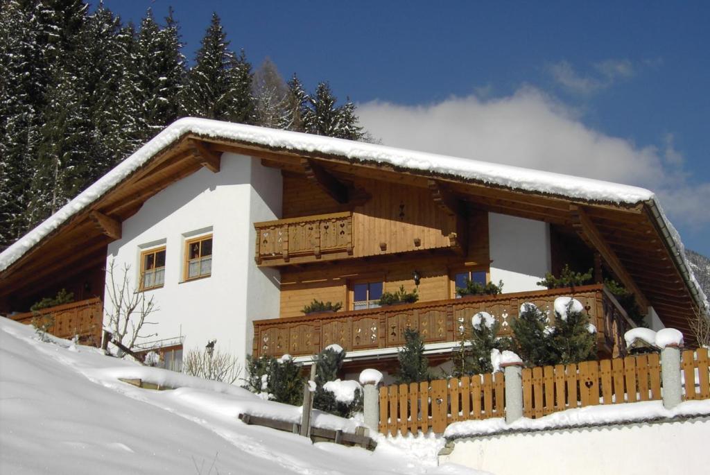 フルプメスにあるHaus Unterwegerの雪に覆われた家