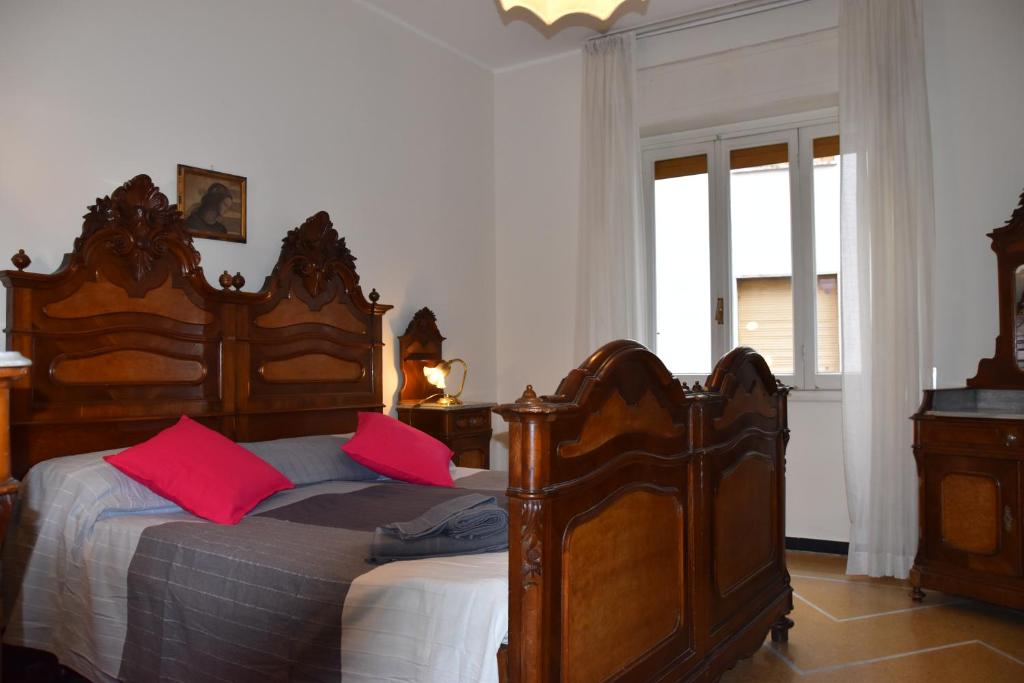 ラパッロにあるSpacious luxury apartment in Rapallo centerのベッドルーム1室(赤い枕のベッド1台付)