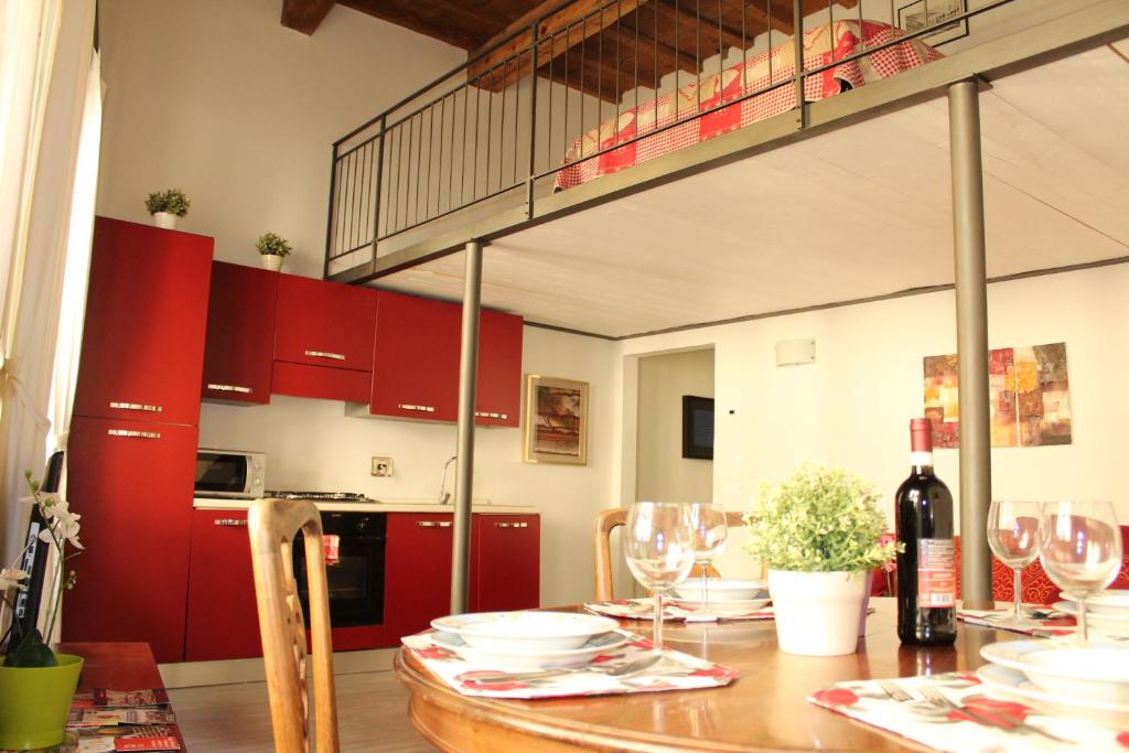 kuchnia z drewnianym stołem i kieliszkami do wina w obiekcie Art Apartment Santo Spirito Matteo we Florencji