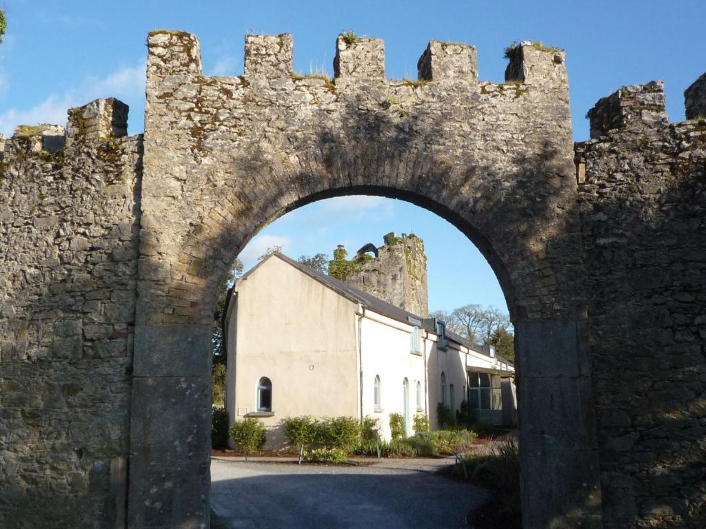 an archway in the ruins of a castle at Castlemartyr Holiday Mews 2 bed in Castlemartyr