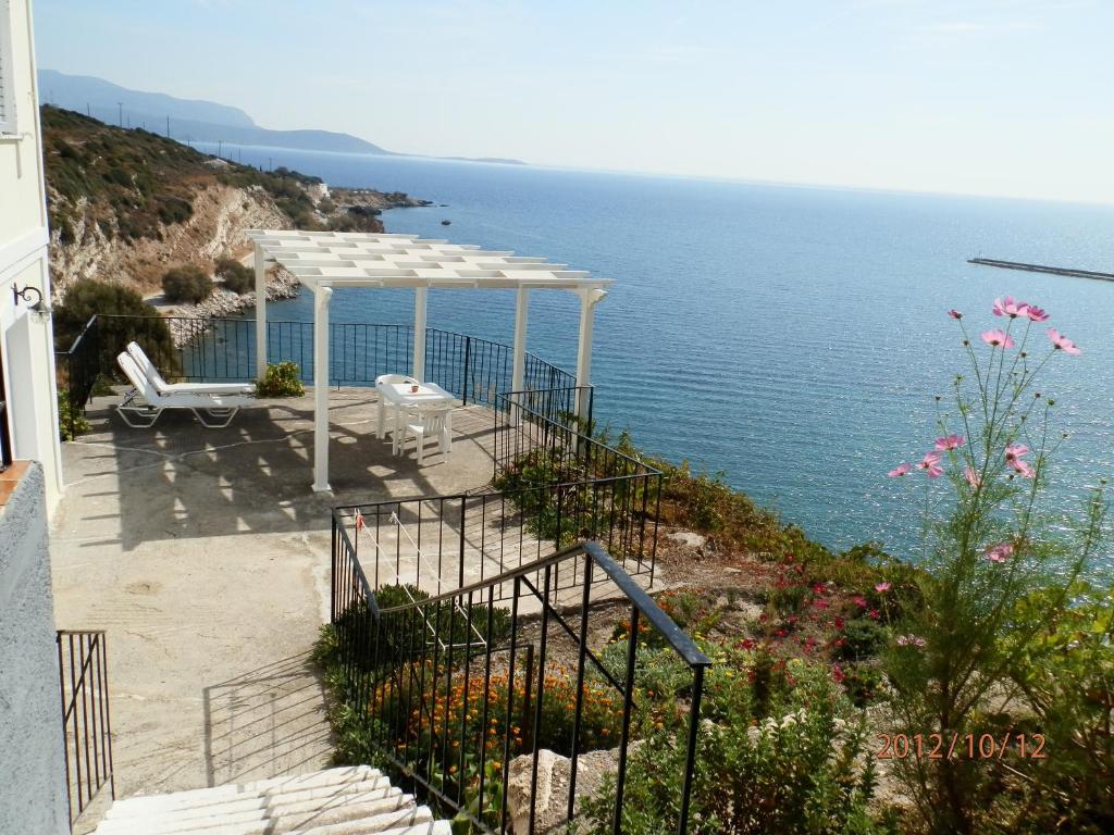 uma vista para o oceano a partir de uma casa em Samos Rooms em Pythagoreio