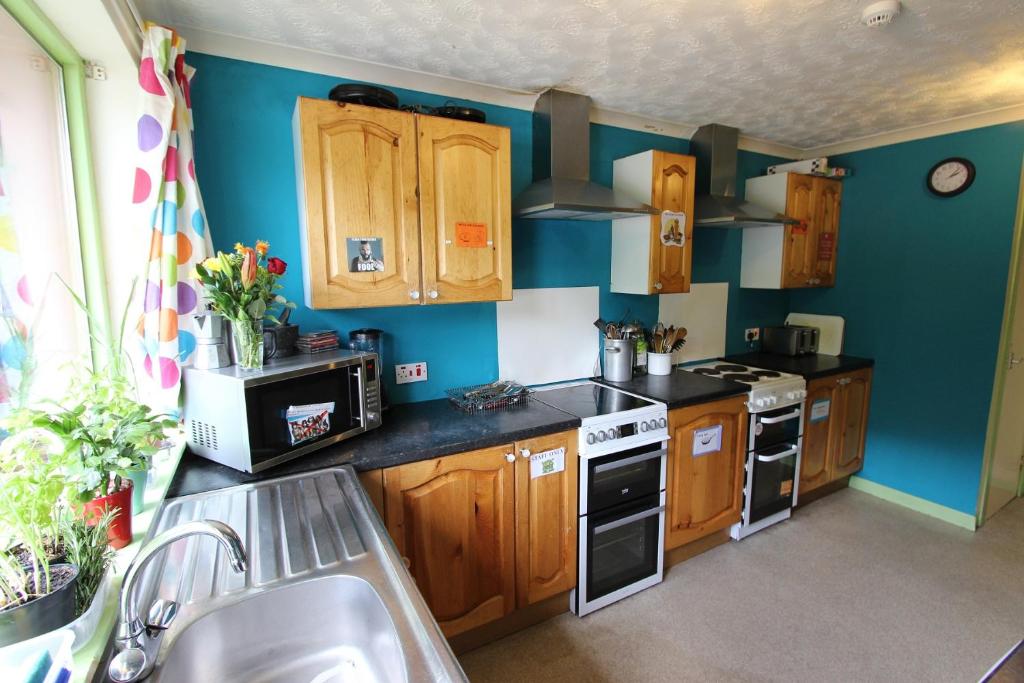 Kuchyň nebo kuchyňský kout v ubytování Fort William Backpackers
