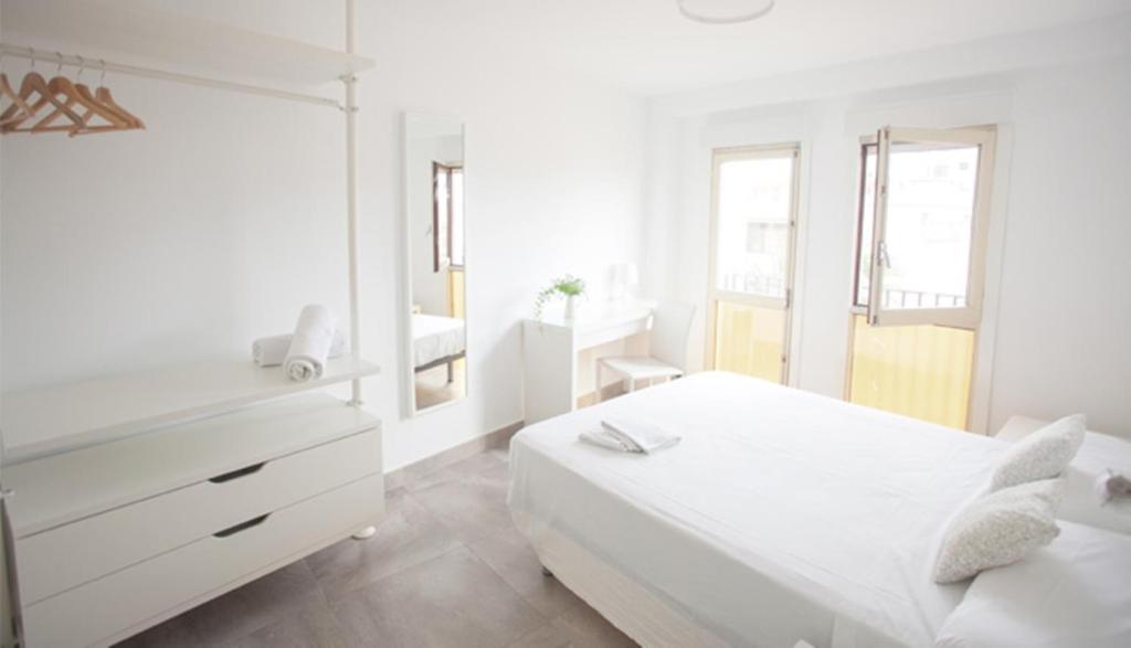 1 dormitorio blanco con 1 cama grande y vestidor en Apartamentos Mayor by Be Alicante, en Alicante