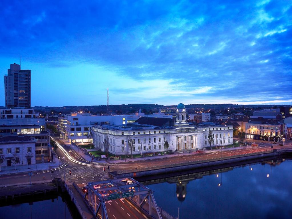Výhled na řeku, která protéká v blízkosti hotelu