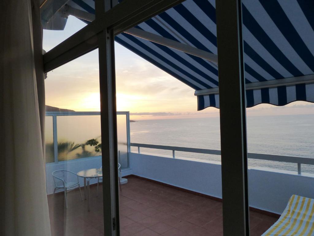uma vista para o oceano a partir da varanda de uma casa em Penthouse direkt am Meer em Los Realejos