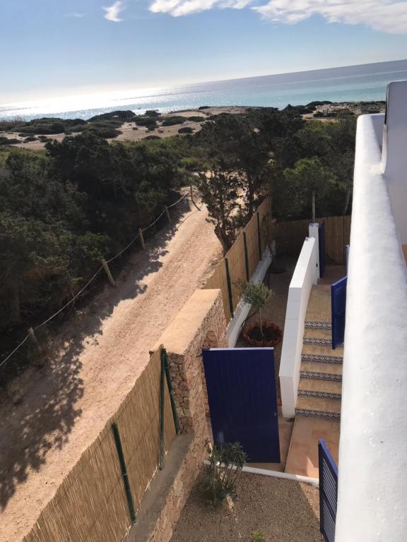 uma escada que leva a uma praia com o oceano em Casa Carpe Diem em Es Arenals