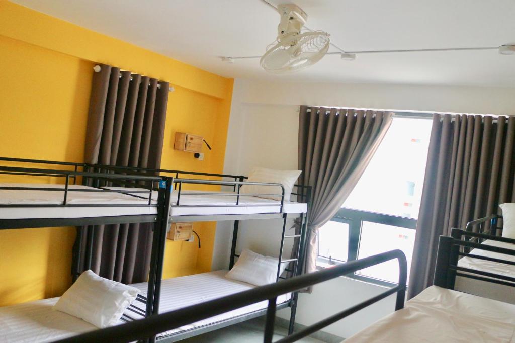 Giường trong phòng chung tại Bondi Backpackers Nhatrang