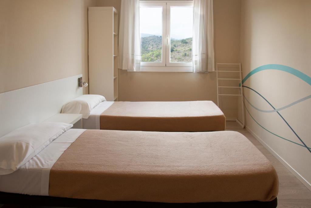 Posteľ alebo postele v izbe v ubytovaní Alberg Costa Brava