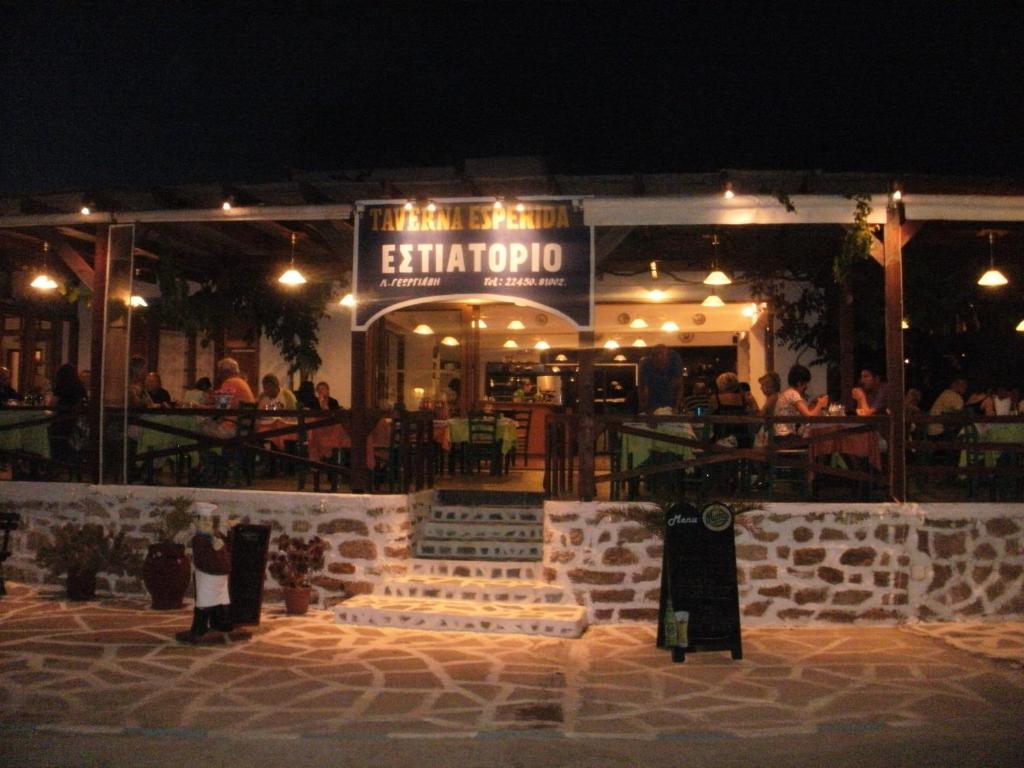 Reštaurácia alebo iné gastronomické zariadenie v ubytovaní Esperida rooms & studios