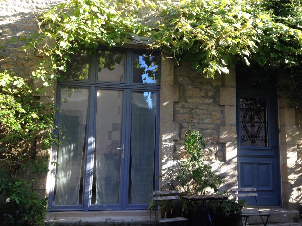 ドゥアルヌネにあるGrand Studio Type Loftの青い石造りの玄関
