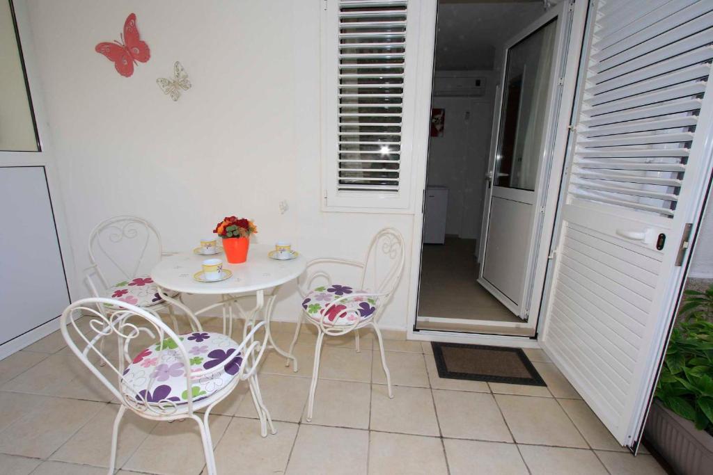 Balkón alebo terasa v ubytovaní APARTMANI IVONA & IVO