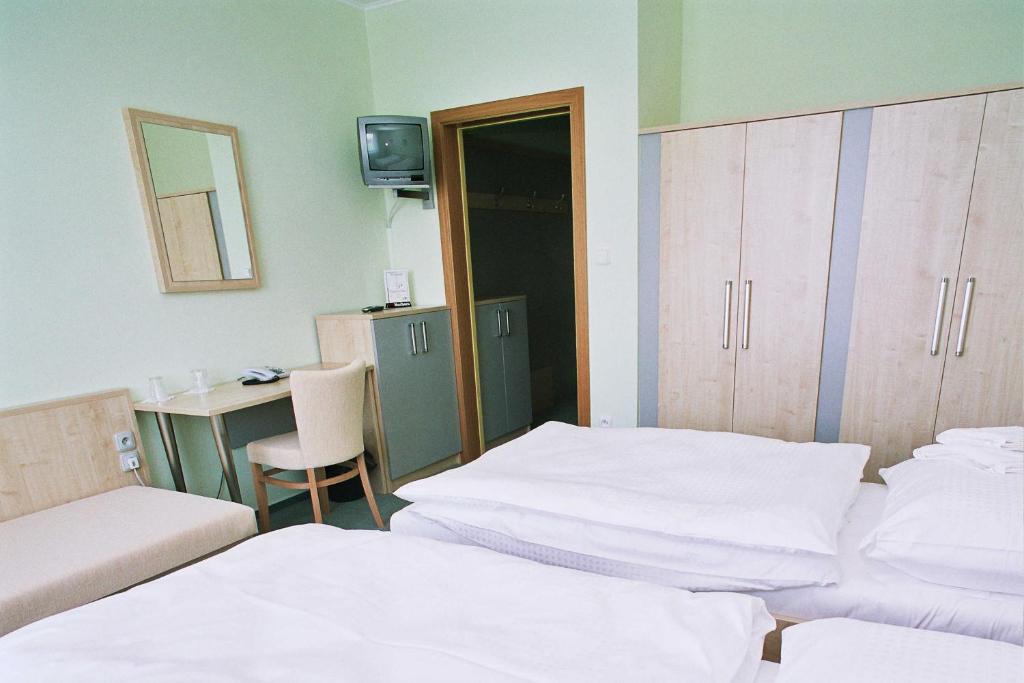 Postel nebo postele na pokoji v ubytování Buly Aréna