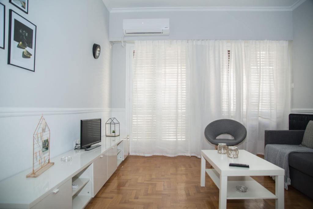 Televízia a/alebo spoločenská miestnosť v ubytovaní Modern apartment next to Acropolis Athina
