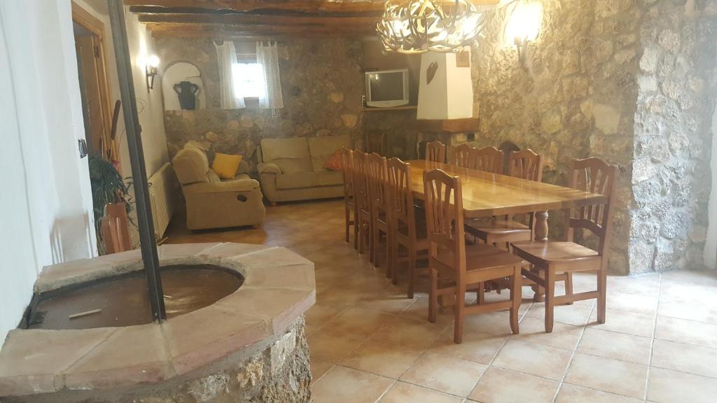 uma sala de jantar com uma mesa e cadeiras e uma lareira em Casa Rural Estrella Mudejar em Caudé