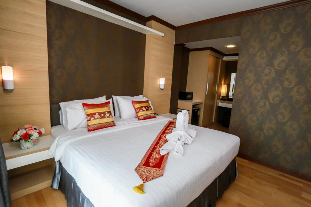 A bed or beds in a room at โรงแรมโคราช โฮเต็ล Korat Hotel - SHA Plus