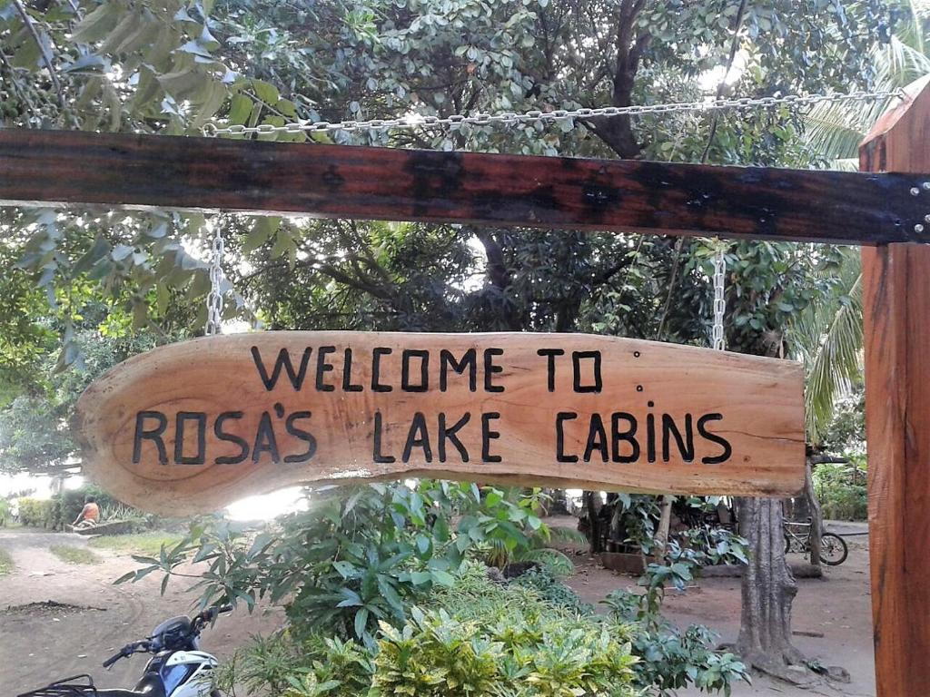 un panneau indiquant la bienvenue aux russias pour prendre un bain dans l'établissement Rosa's Lake Cabins, à Mérida