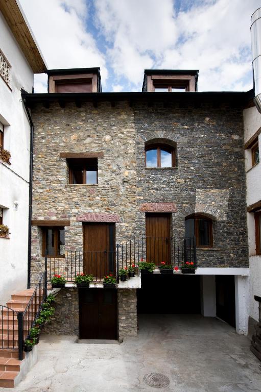 a stone house with a courtyard at Ca l'Andreu in Ribera de Montardit