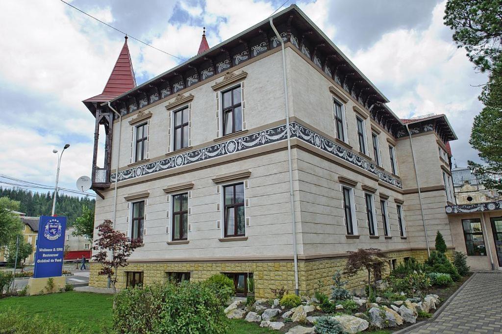 um grande edifício com uma torre em cima em Hotel Carol - Vatra Dornei em Vatra Dornei