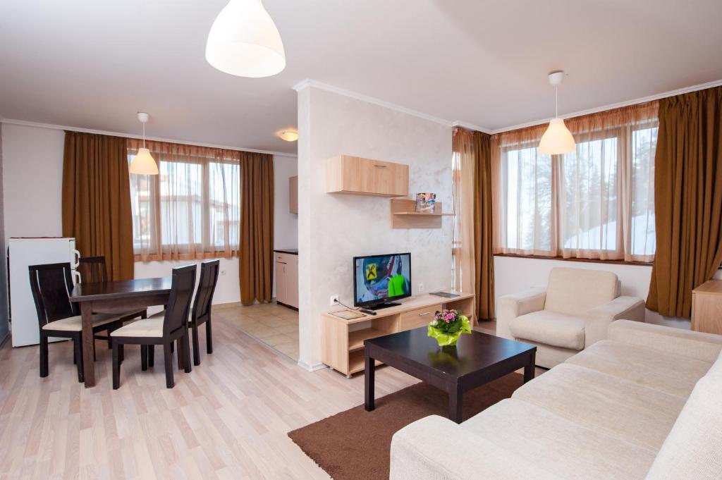 TV a/nebo společenská místnost v ubytování Forest Nook Aparthotel