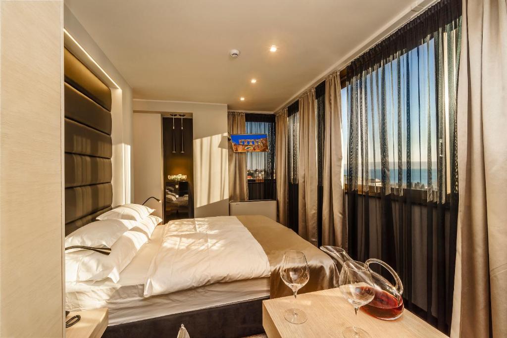 Posteľ alebo postele v izbe v ubytovaní The View Luxury Rooms