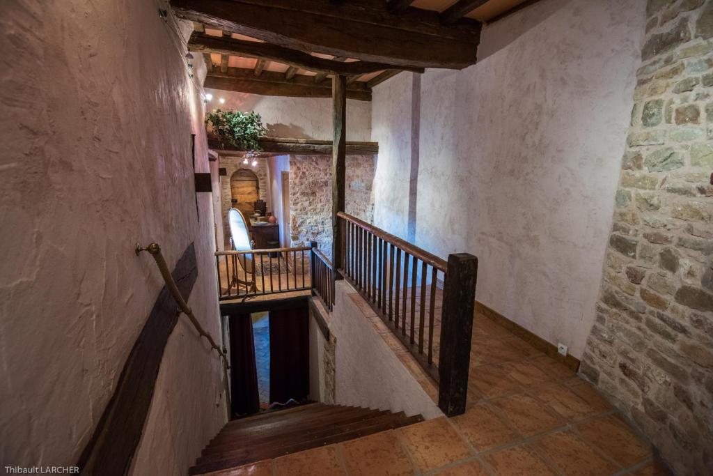 un pasillo con una escalera en una casa en Ferme de Malo, en Étrigny