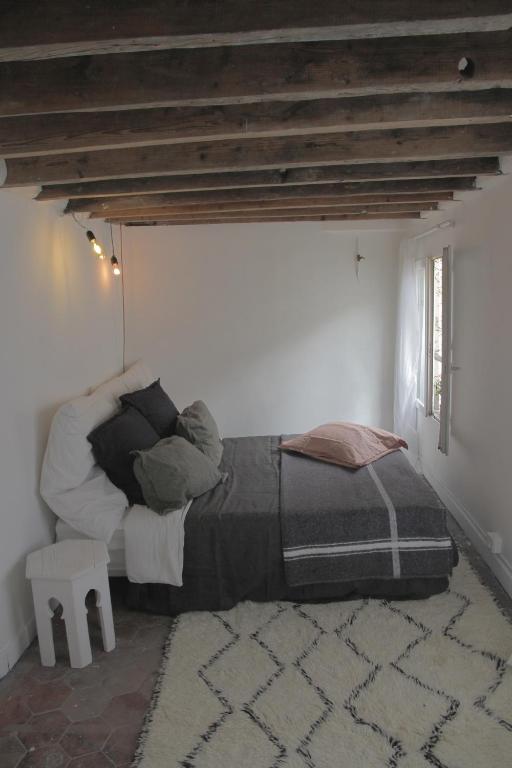 une chambre avec un lit dans le coin d'une pièce dans l'établissement Studio Romantique et Boheme, à Paris