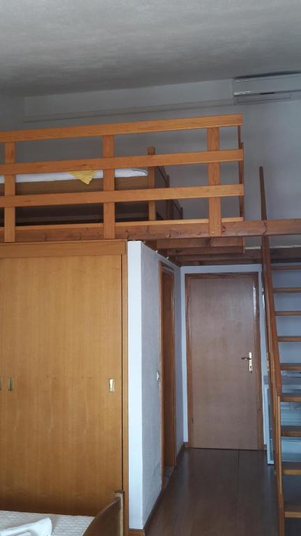 Palanda nebo palandy na pokoji v ubytování AS Brela