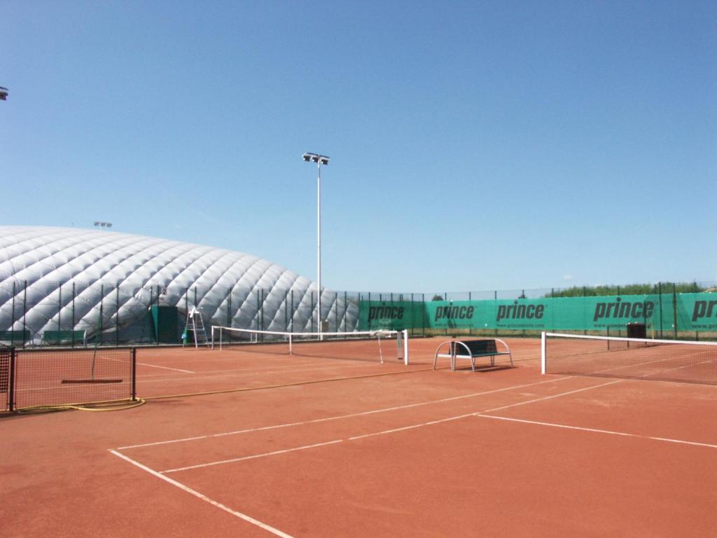 Tenis a/nebo squash v ubytování Buly Aréna nebo okolí