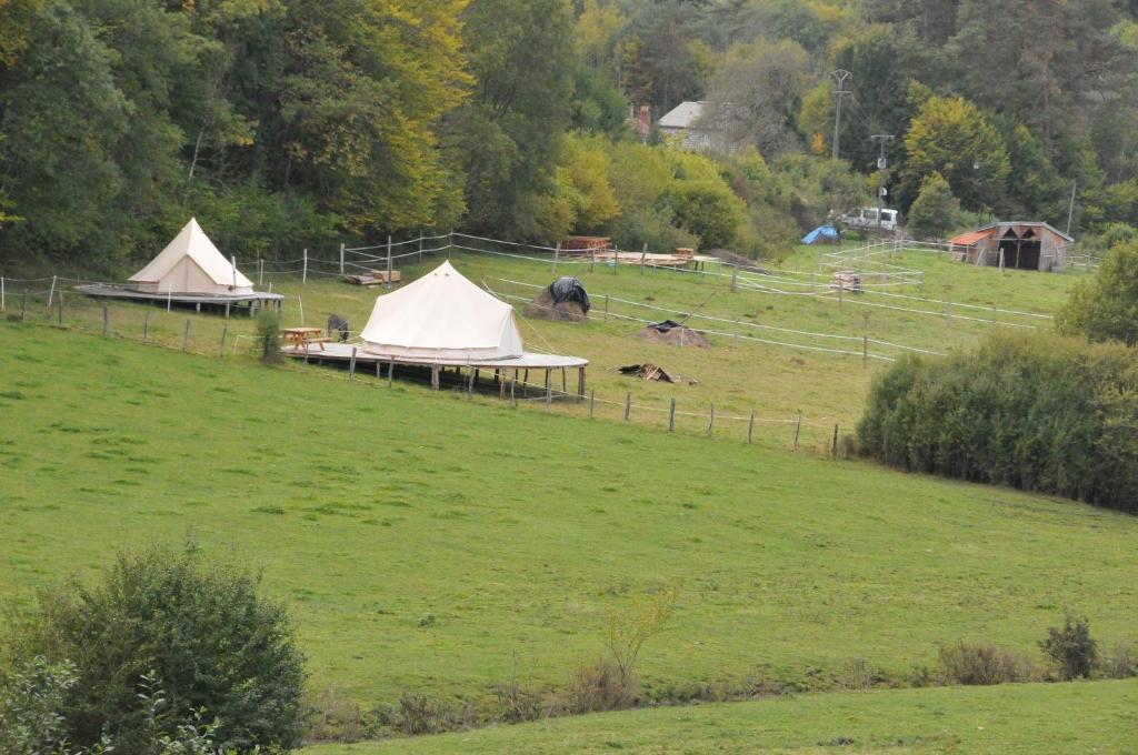 two tents in a field in a field at Air de Camping - Chemin de Traverse in Auberive