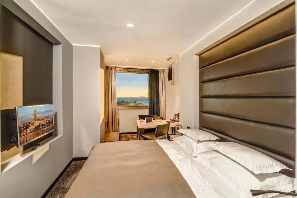 Posteľ alebo postele v izbe v ubytovaní The View Luxury Rooms