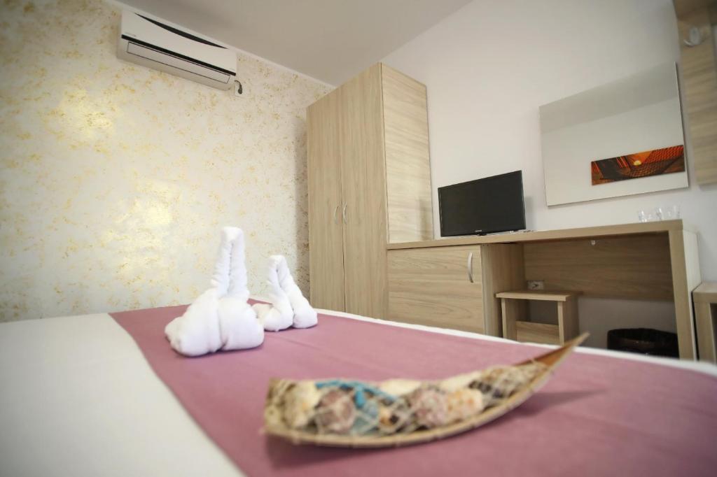 Postel nebo postele na pokoji v ubytování Vila Dorimar Mamaia Nord