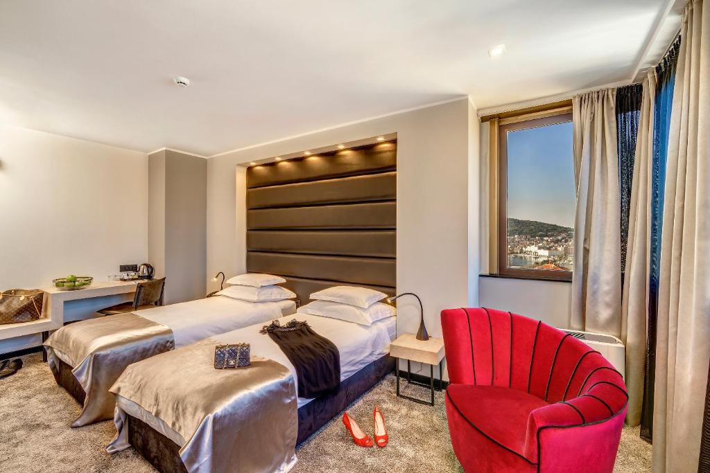 Posteľ alebo postele v izbe v ubytovaní The View Luxury Rooms