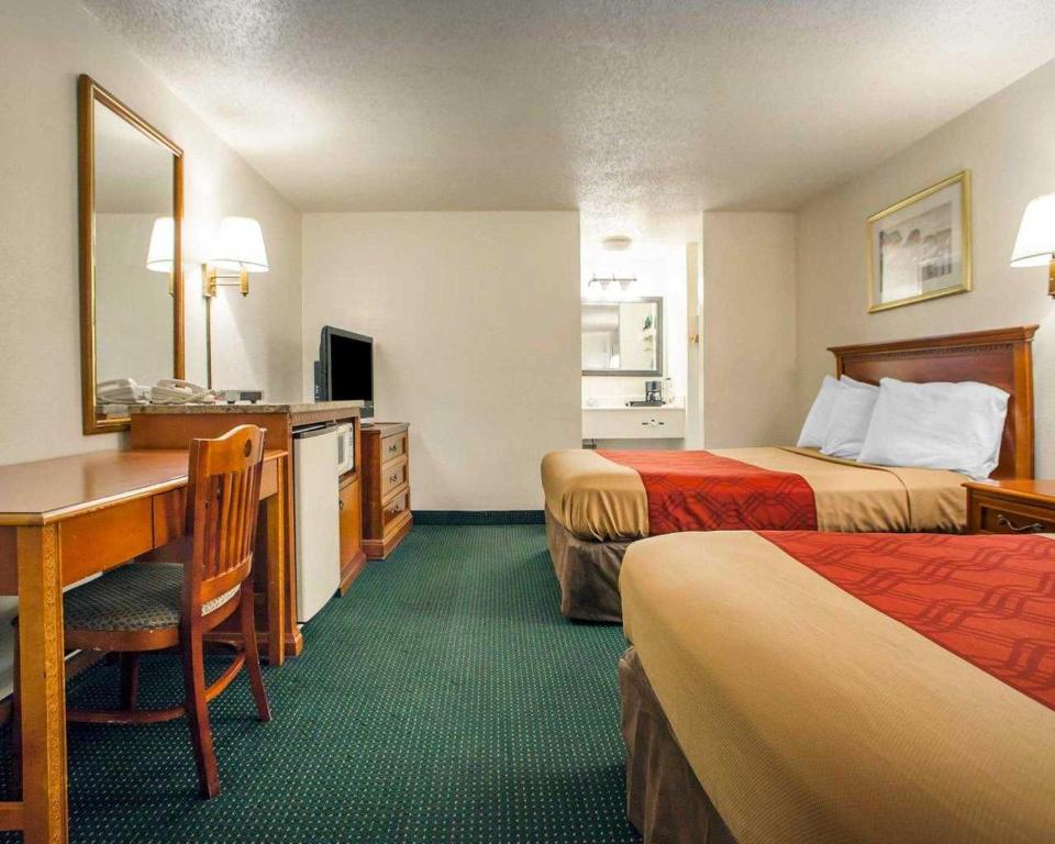 Postel nebo postele na pokoji v ubytování Econo Lodge