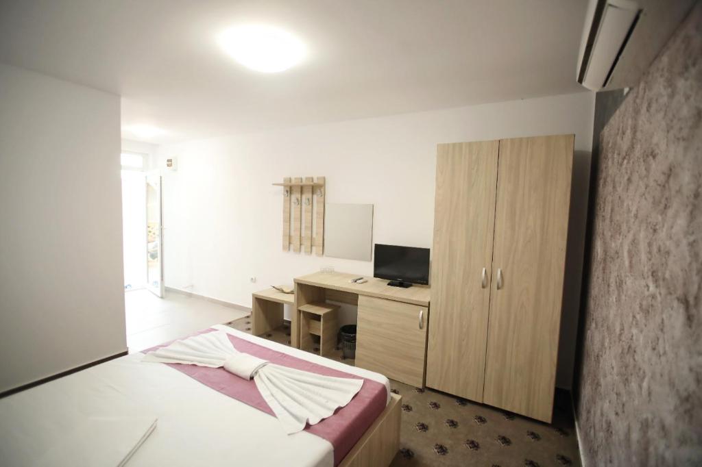 TV a/nebo společenská místnost v ubytování Vila Dorimar Mamaia Nord