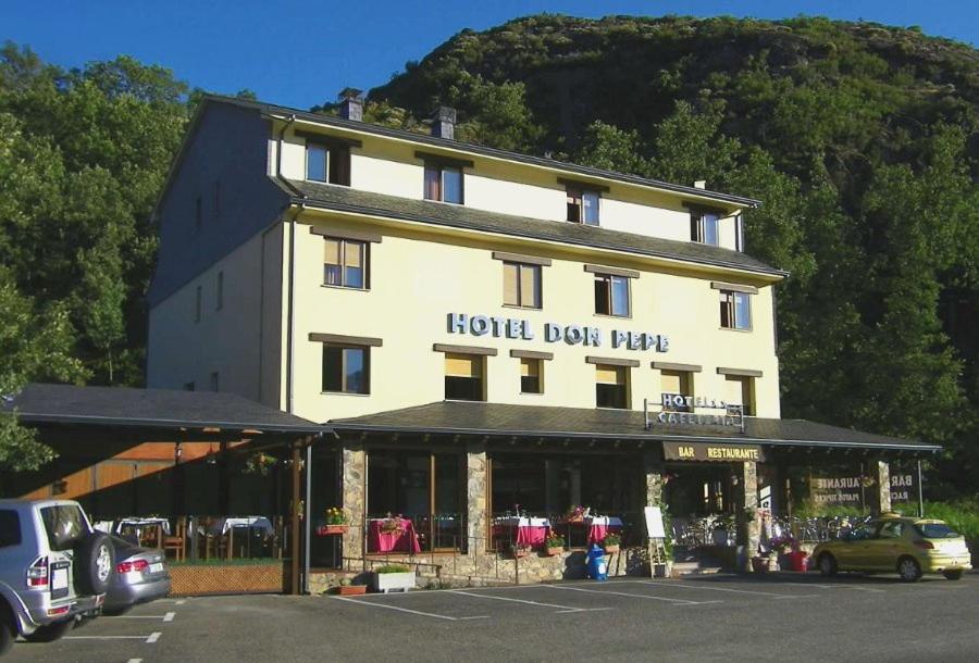 Nespecifikovaný výhled na hory nebo výhled na hory při pohledu z hotelu