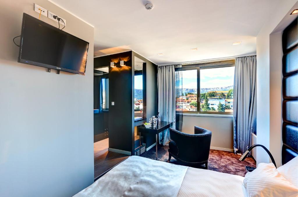 Televízia a/alebo spoločenská miestnosť v ubytovaní The View Luxury Rooms