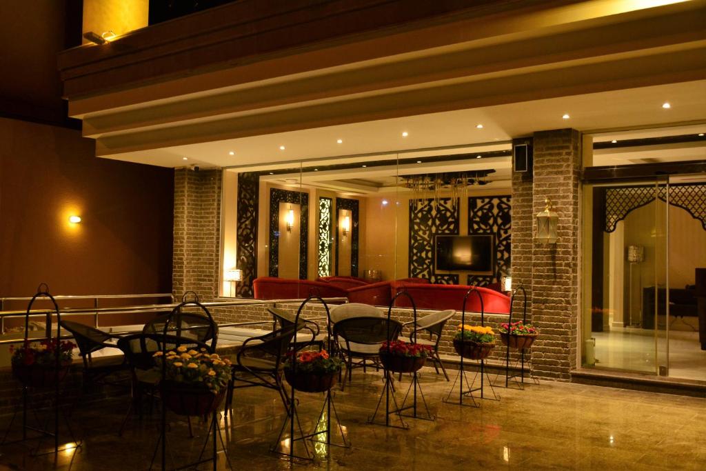 un ristorante con tavolo e sedie in un edificio di Home Inn Hotel Suites a Al Khobar