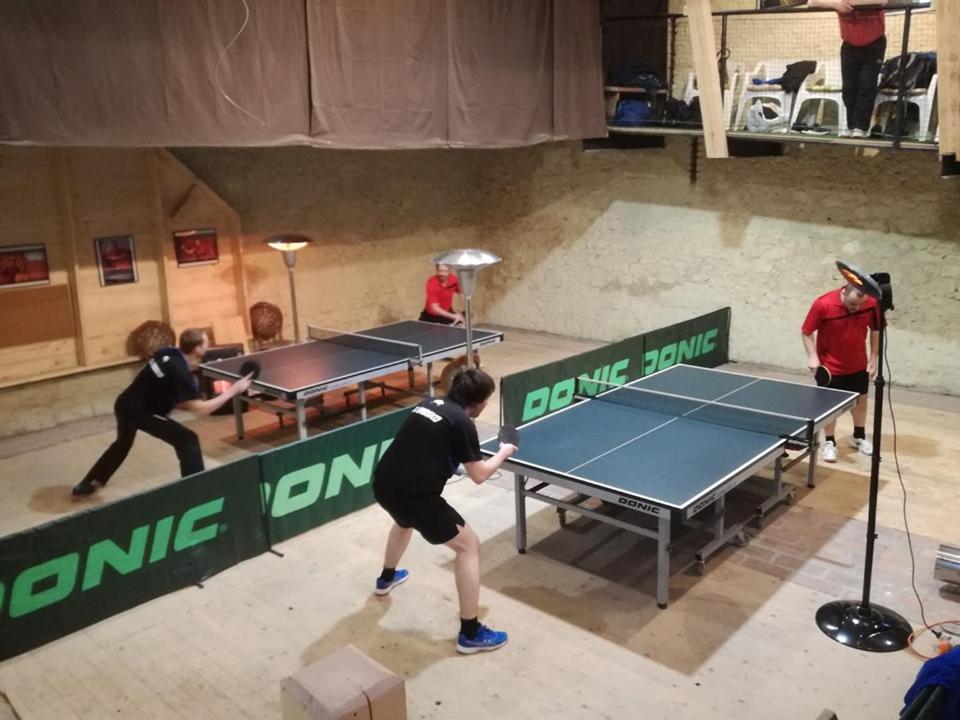 Stolní tenis v ubytování Restaurace a penzion U Lva nebo okolí
