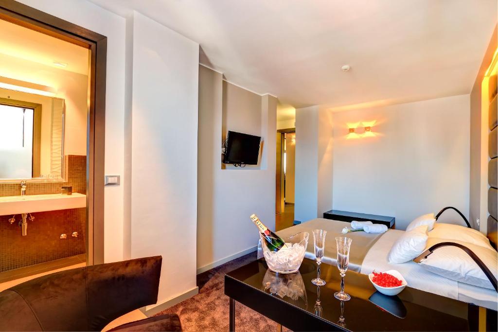 Televízia a/alebo spoločenská miestnosť v ubytovaní The View Luxury Rooms
