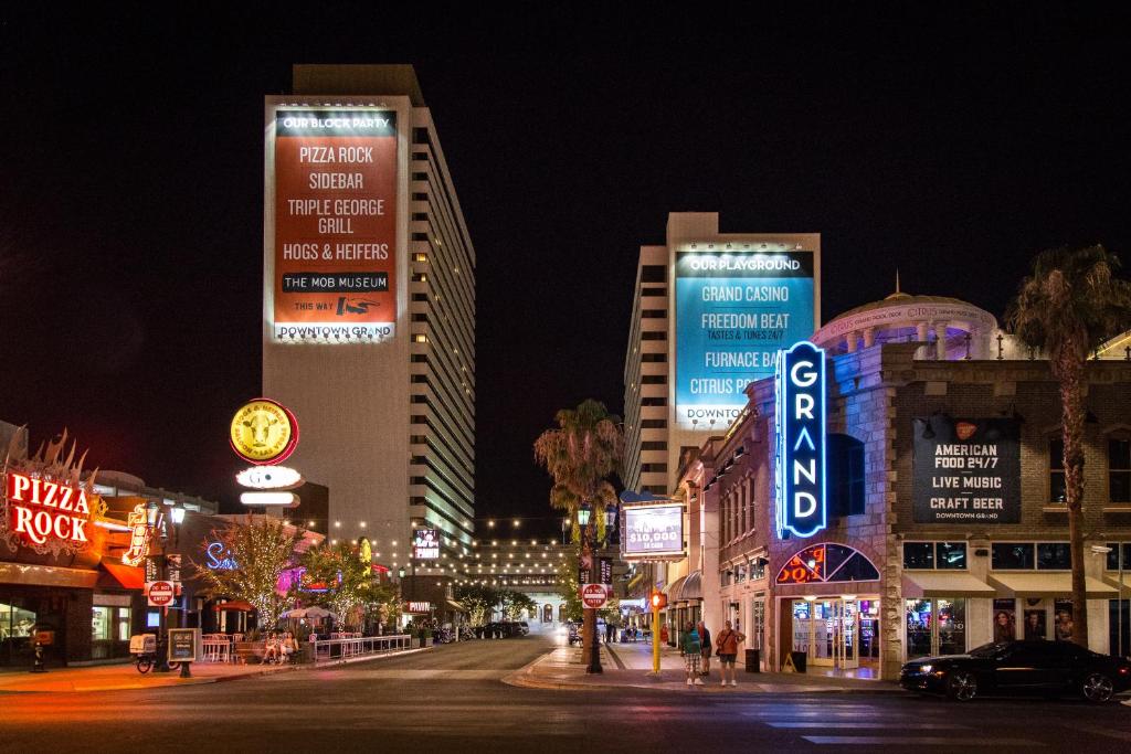 une rue de la ville de nuit avec des bâtiments et des panneaux dans l'établissement Downtown Grand Hotel & Casino, à Las Vegas