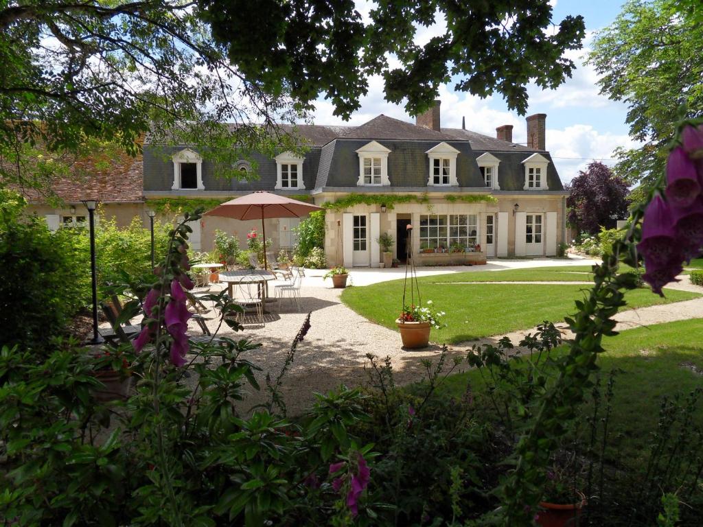 uma grande casa com um pátio e um quintal em La Taille de Biou em Huisseau-sur-Cosson
