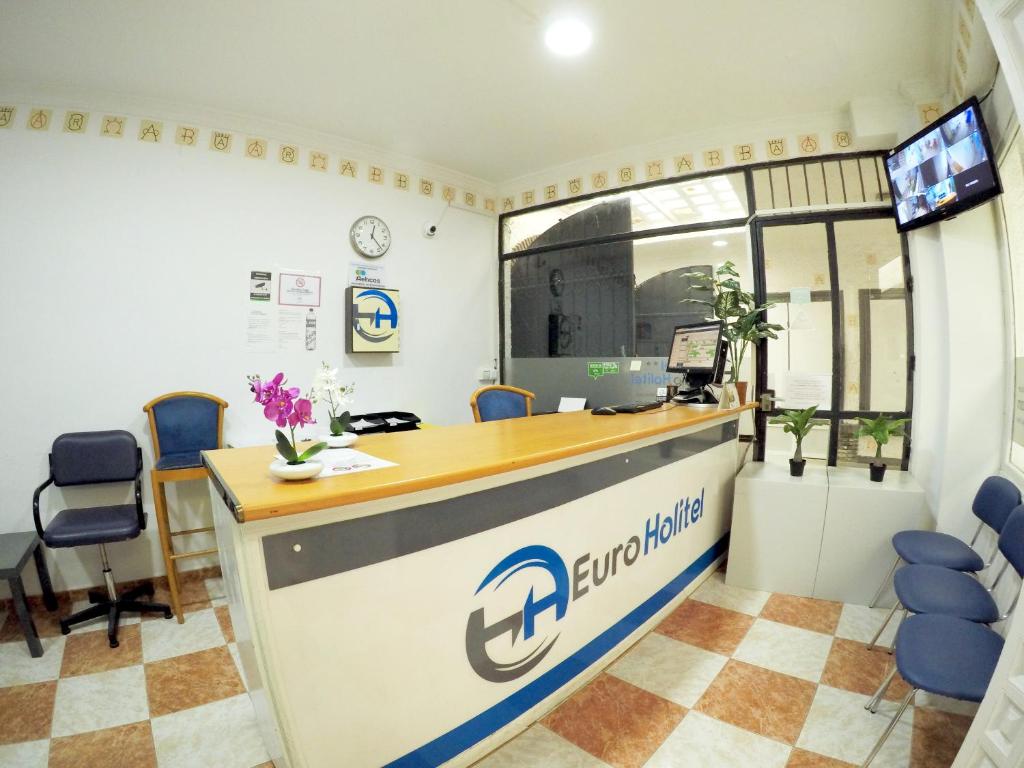 un ufficio con reception e sedie di Pension Euro Holitel a Fuengirola