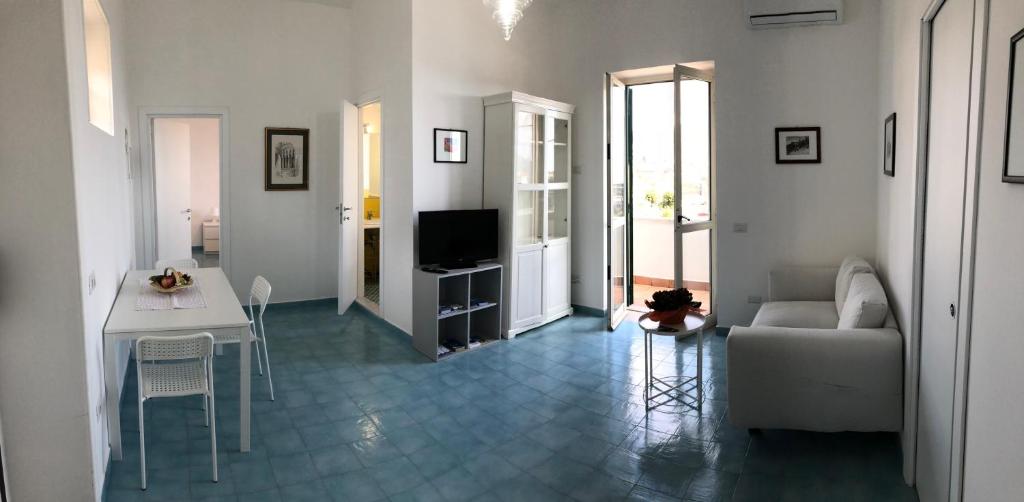 uma sala de estar com um sofá e uma mesa em Dolce Vista Apartment Amalfi Coast em Scala