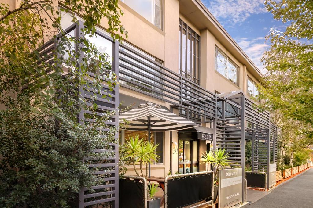 un edificio con escaleras que conducen a una tienda en Birches Serviced Apartments, en Melbourne